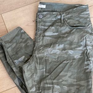 Loft Plus Camo Jeans 16 plus, skinny leg.